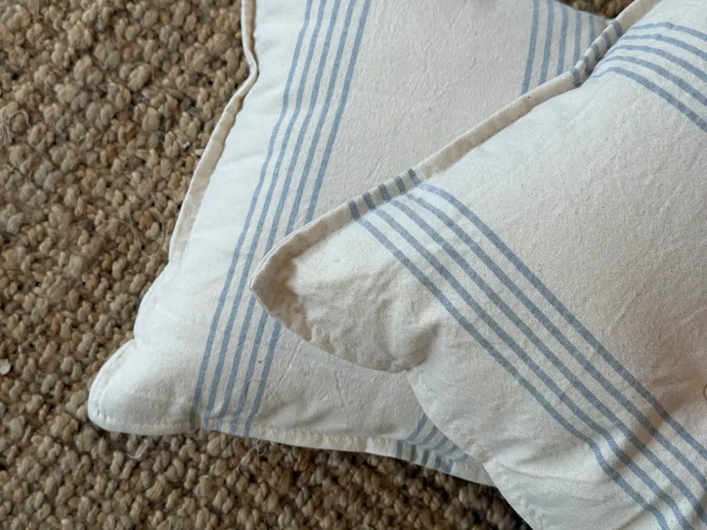 Almohadón raya fina